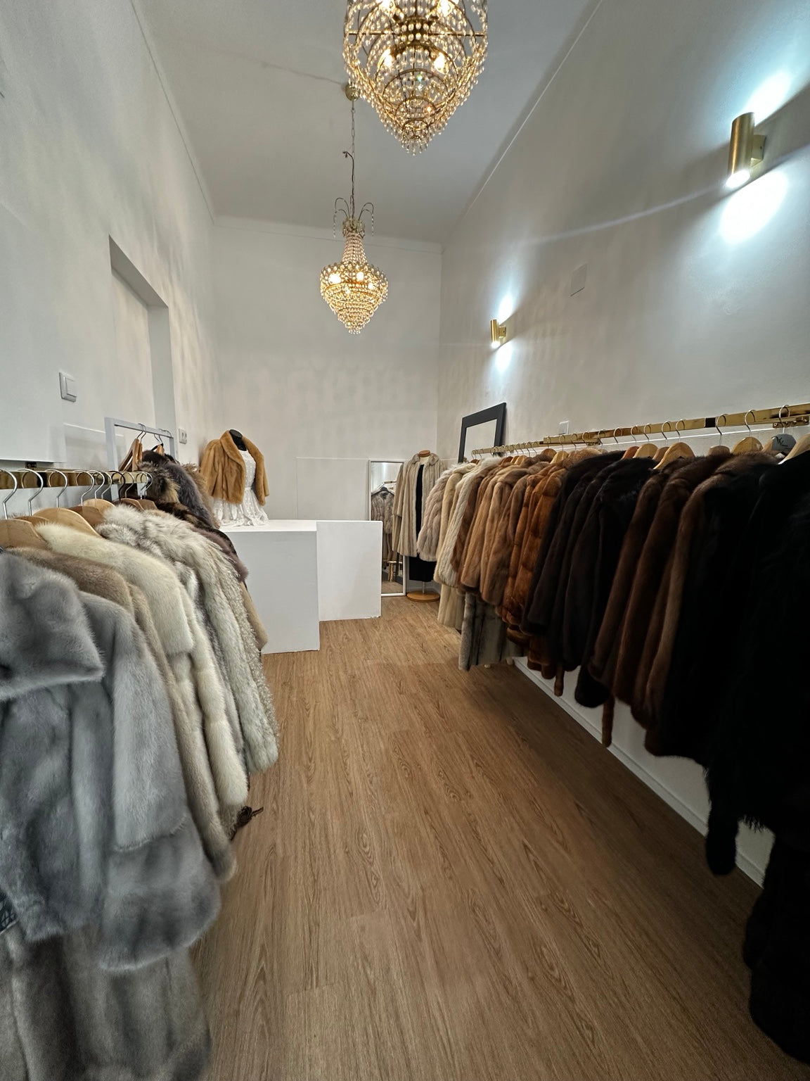 Atelier VintageVisons em Campo de Ourique, Lisboa, com casacos vintage expostos